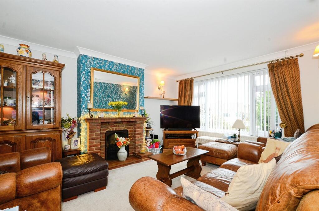 Wroxham Way, Harpenden photo 5