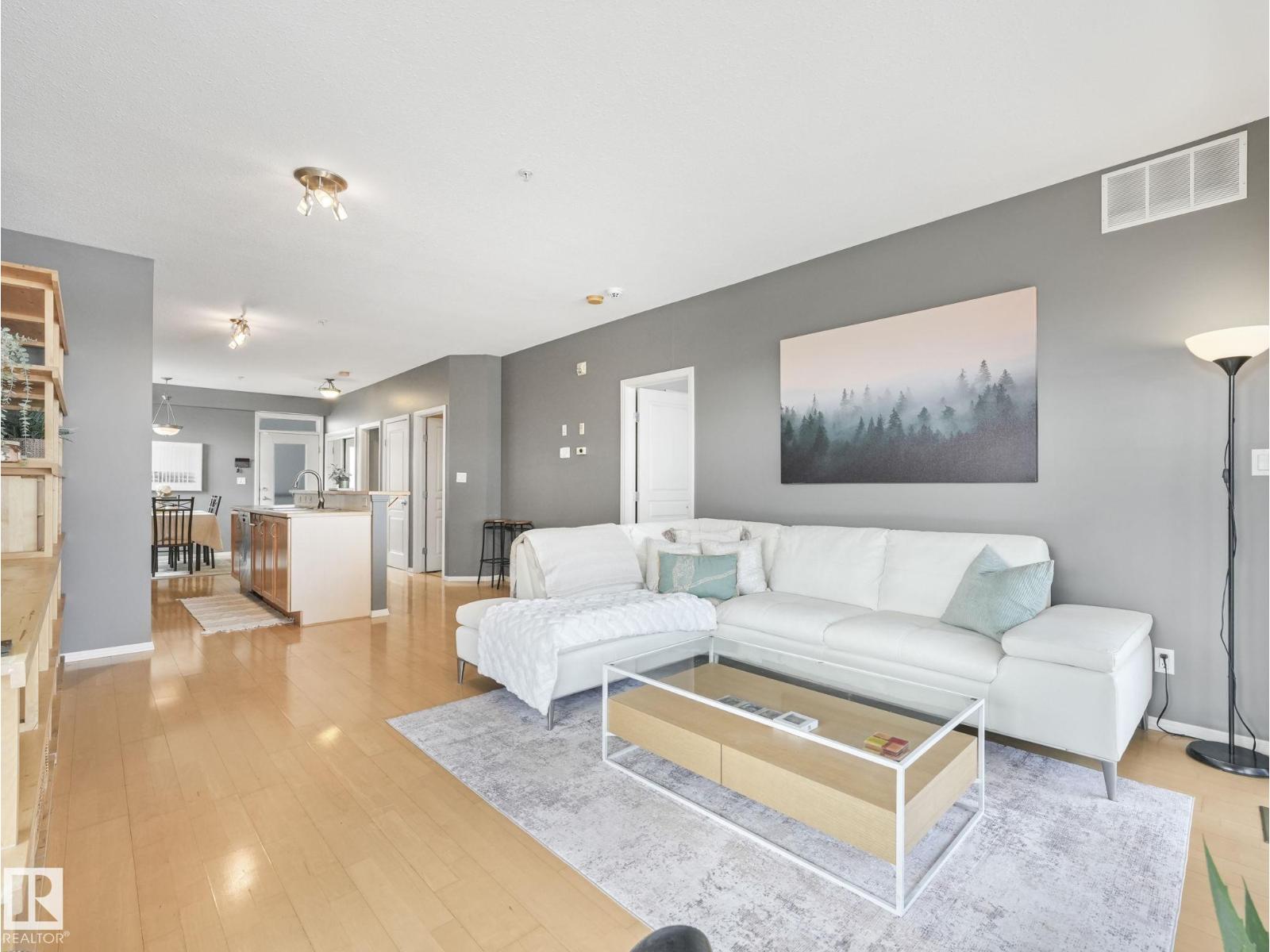 201-9804 101 Street NW, Edmonton, AB, T5K2X3