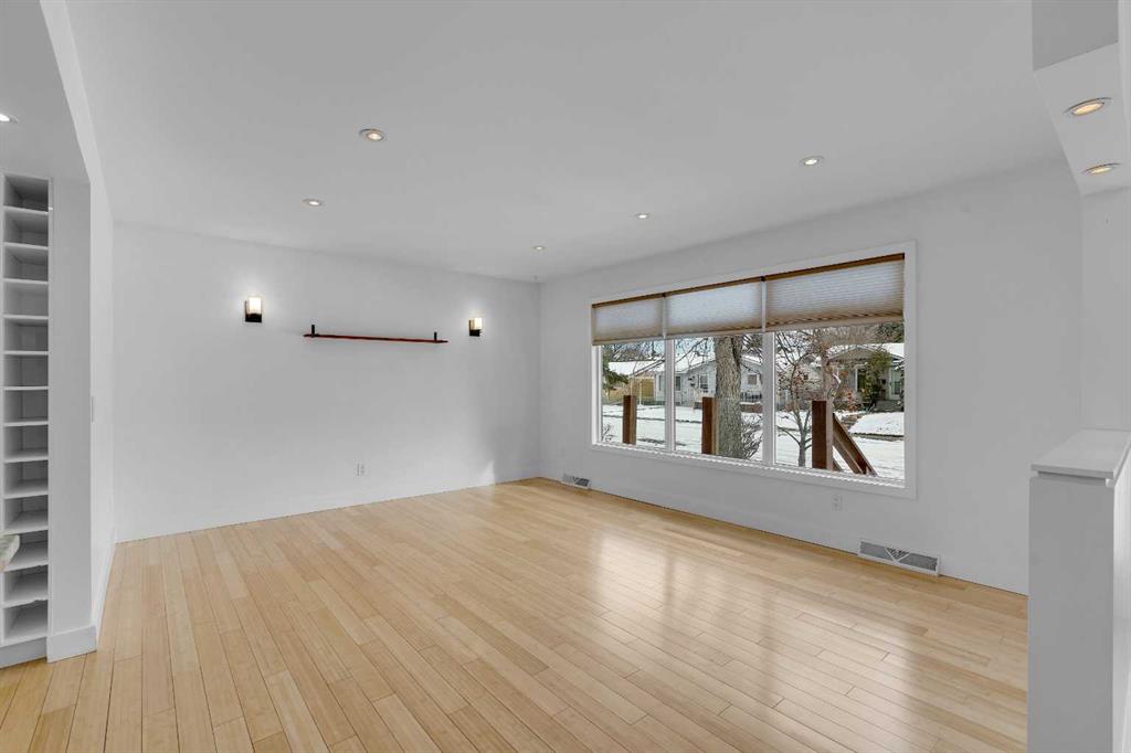 Additional image 3 of 113 Langton Drive SW, Calgary, AB, T3E 5G1