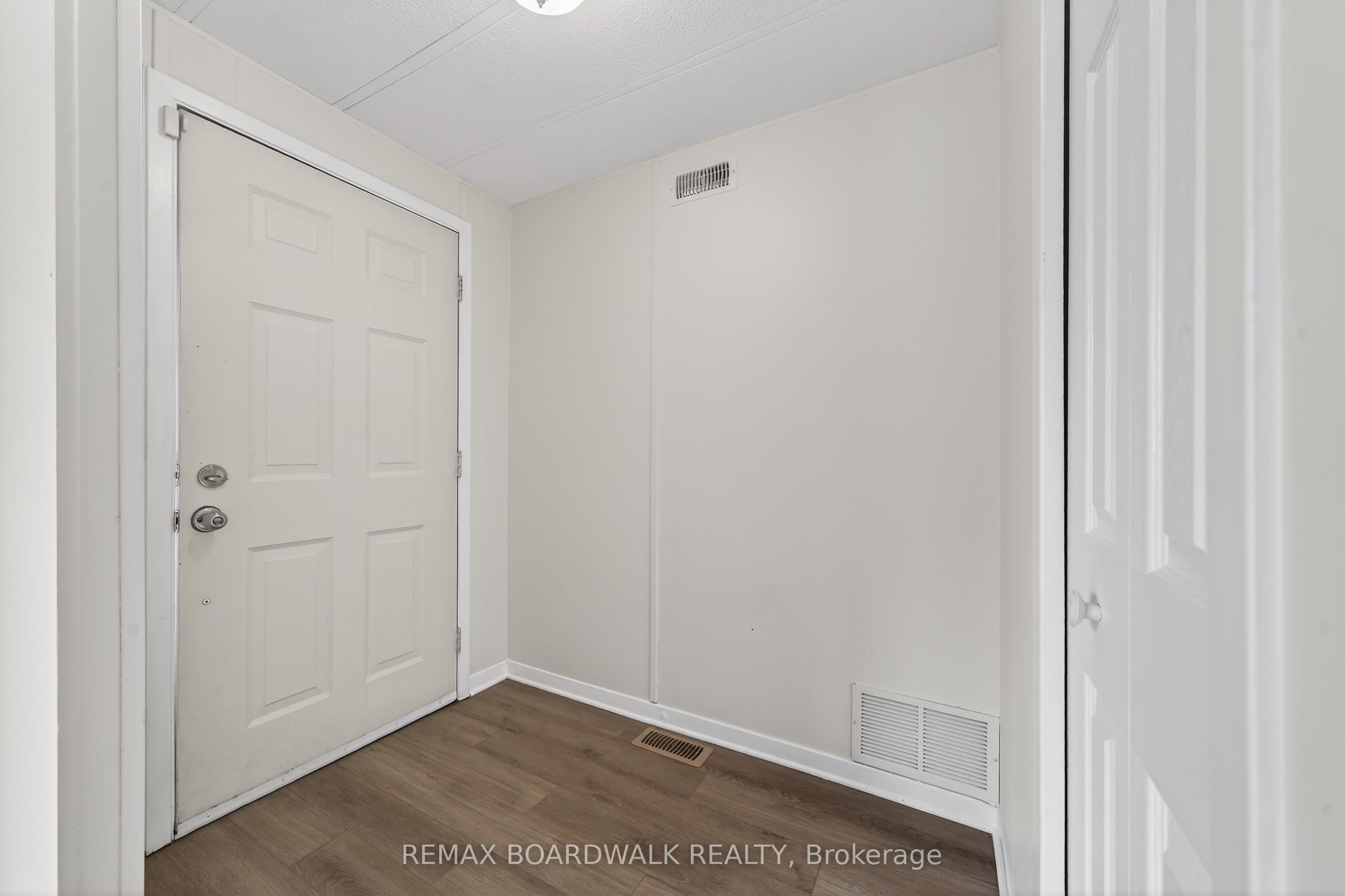 Additional image 3 of 10 Fringewood Drive, Ottawa, ON, K2S 1T1