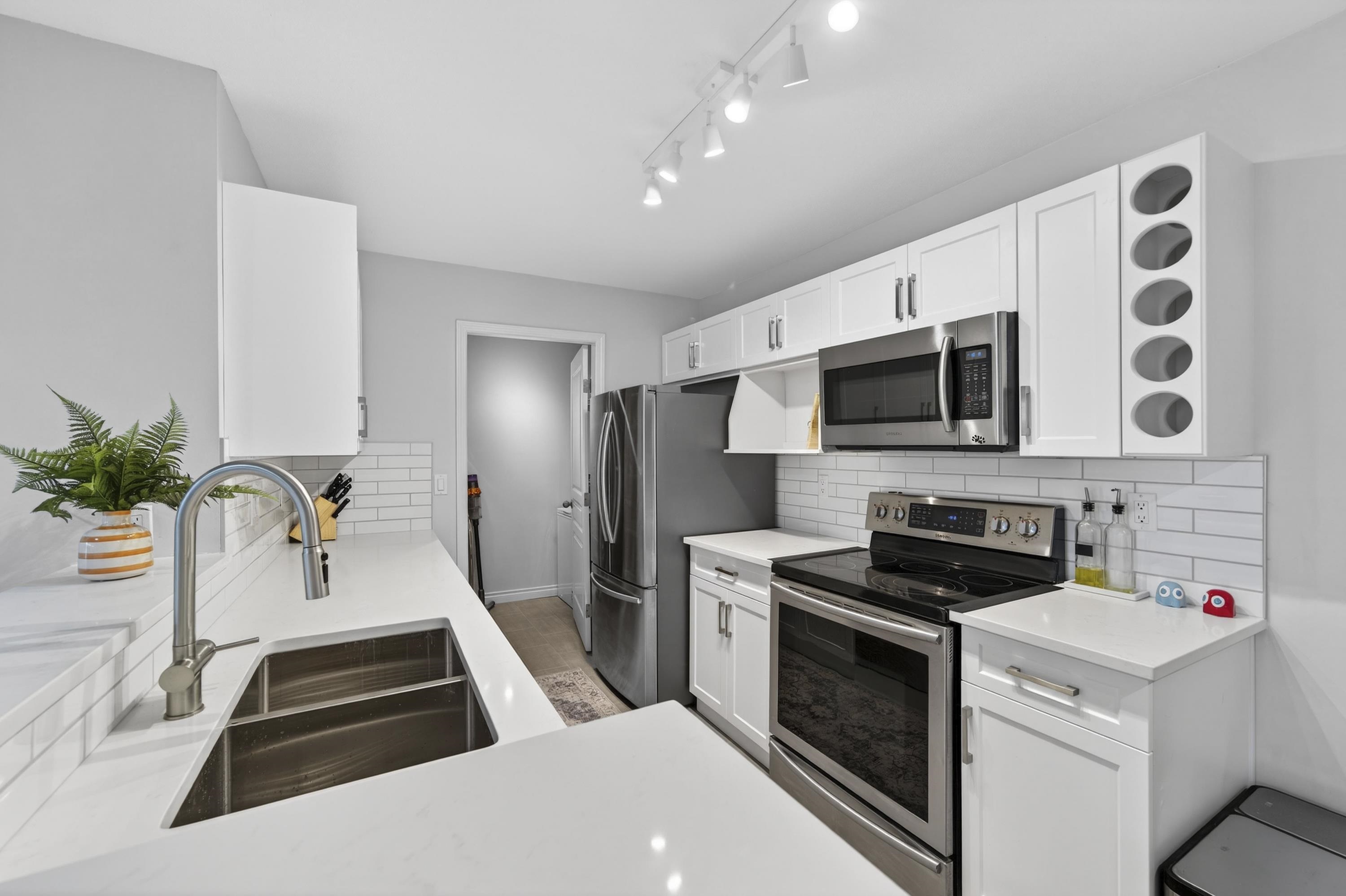 Additional image 3 of 213-7139 18th Avenue, Burnaby, BC, V3N 4Z3