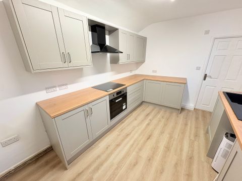 Carmarthen Road, Cwmdu SA5