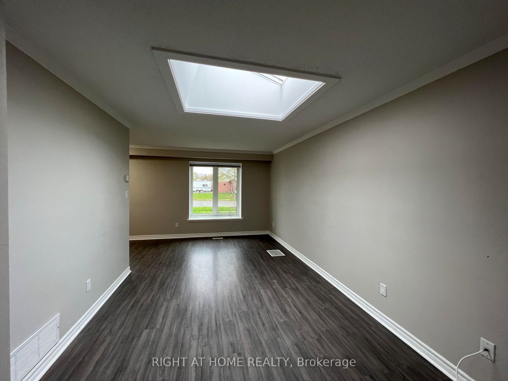 Main-87 Barrett Crescent, Barrie, ON, L4N 5A4 photo 2