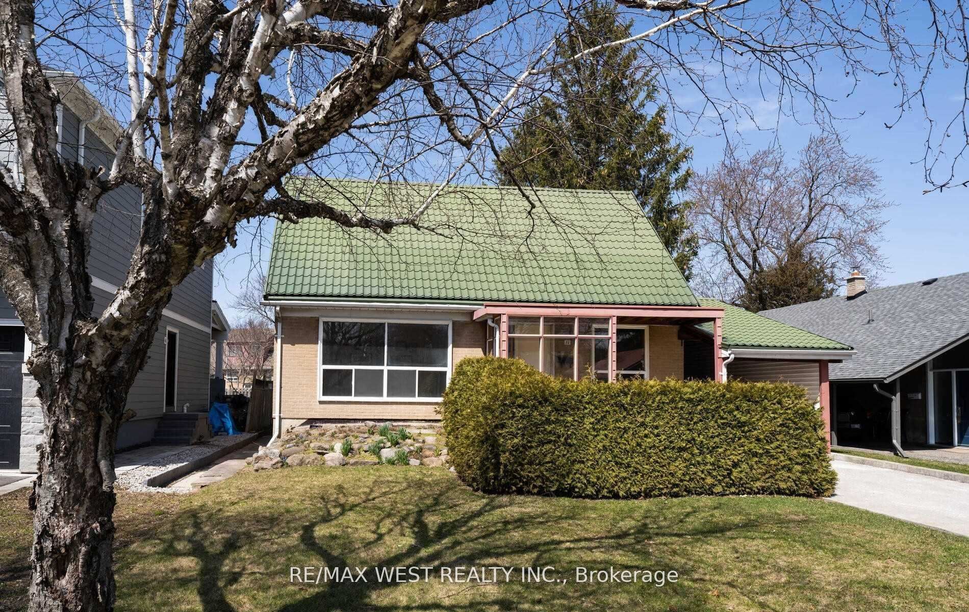 32 Broadleaf Road, Toronto, ON, M3B 1C2
