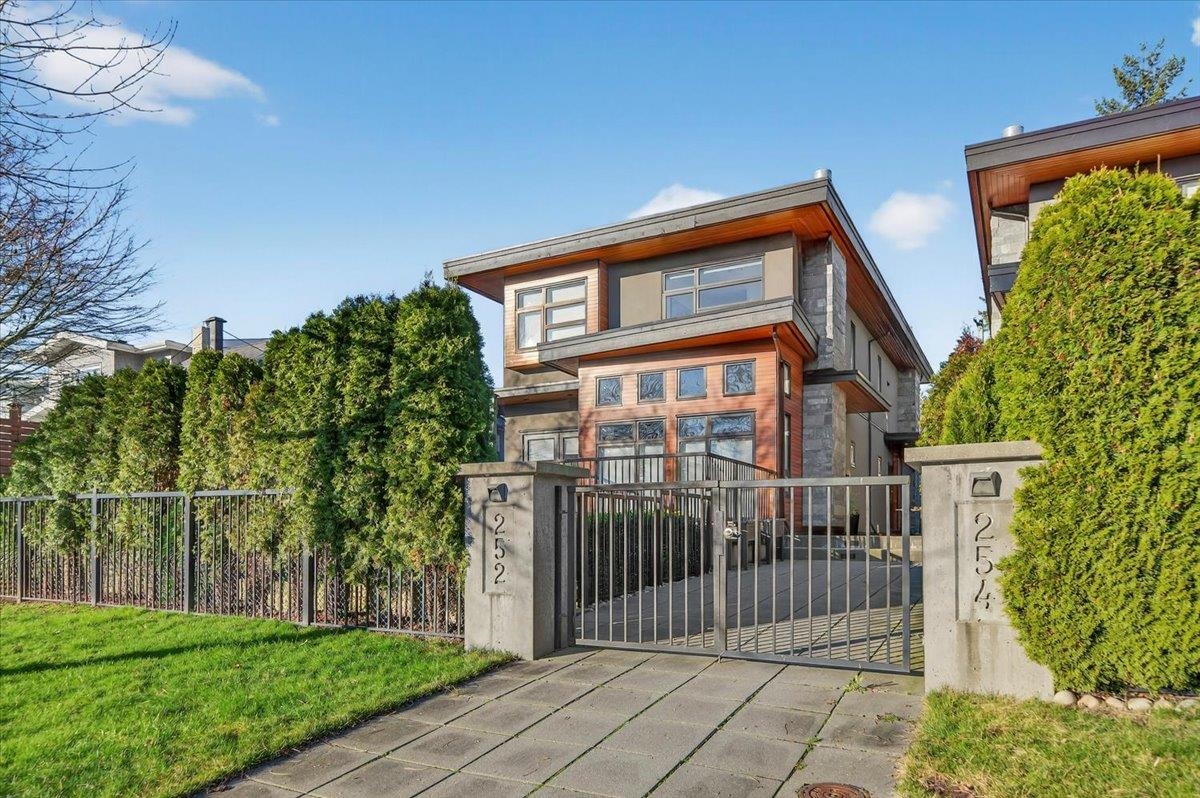 2-252 19th Street E, North Vancouver, BC, V7L 2Z2