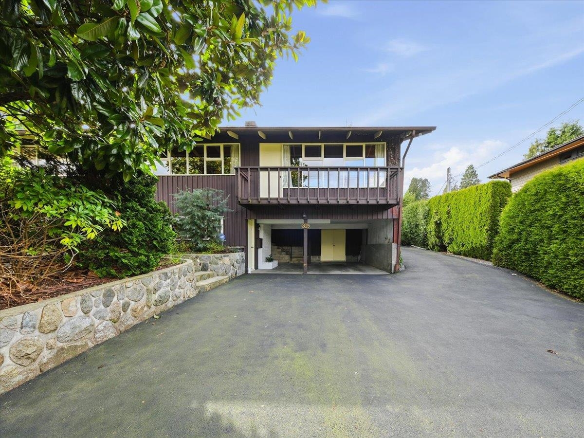 809 Roslyn Boulevard, North Vancouver, BC, V7G 1P4