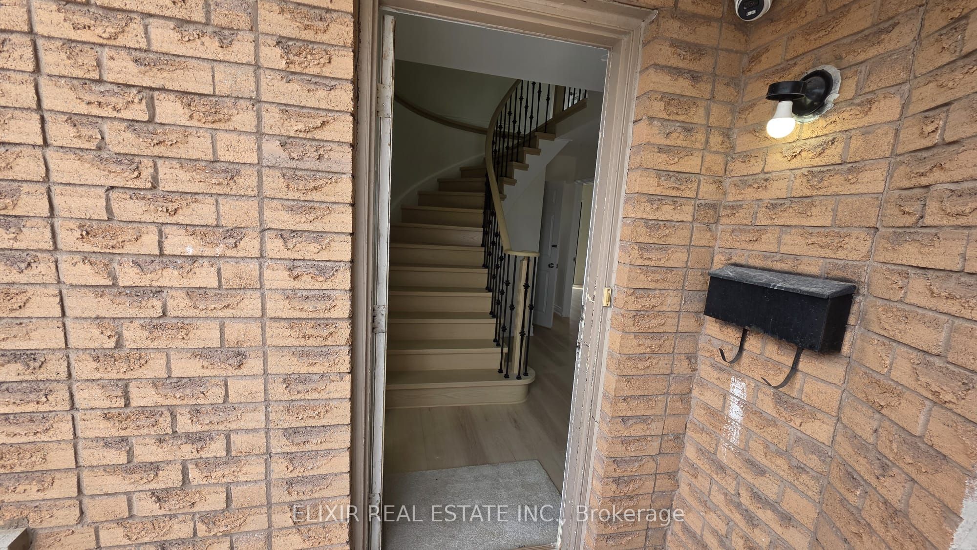 #Upper-41 Blair Crescent, Barrie, ON, L4M 5Y6 photo 2