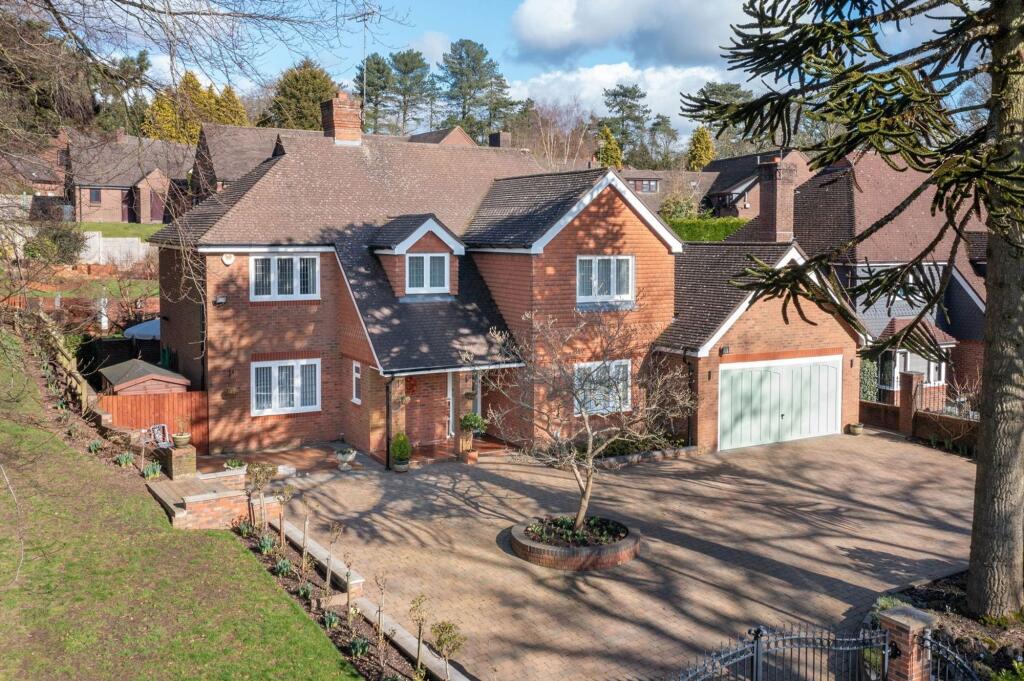 Plymouth Road, Barnt Green, B45