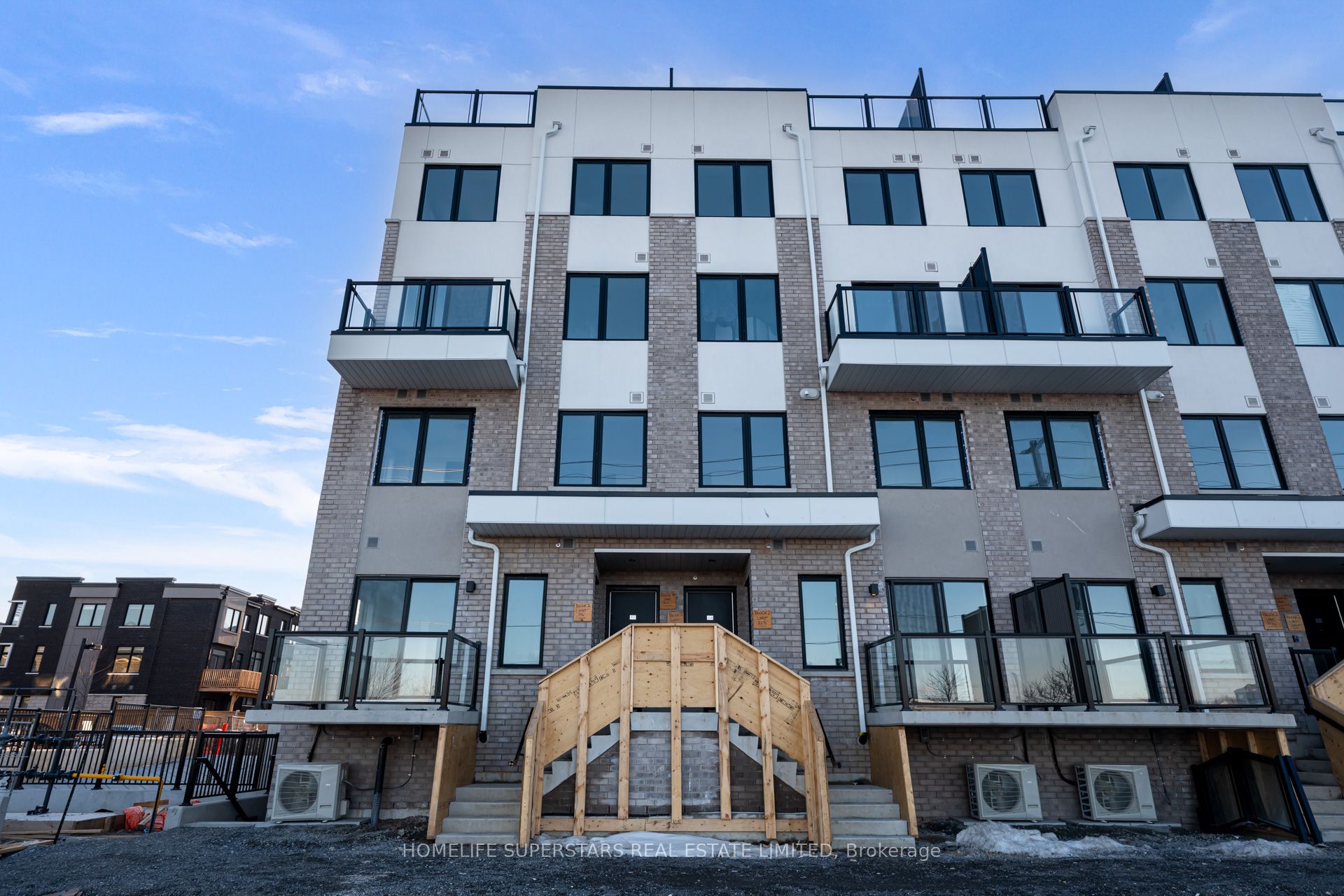 313-1695 Dersan Street, Pickering, ON, L1V 2P8