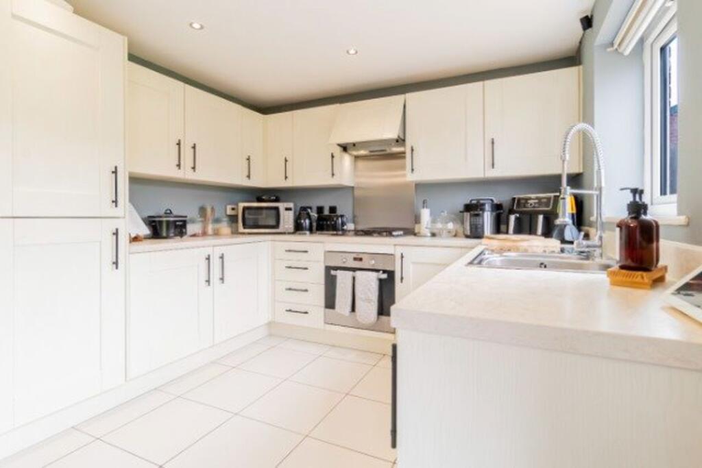 Short Let -  Great Barr, Birmingham- P4500 photo 4