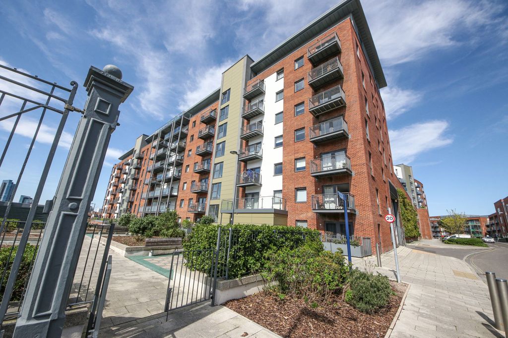 2 bed flat for saleJohn Thornycroft Road, Centenary Quay SO19