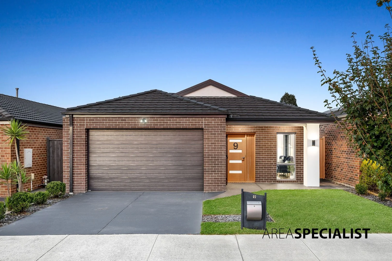 9 Saloon Circuit, Clyde North VIC 3978