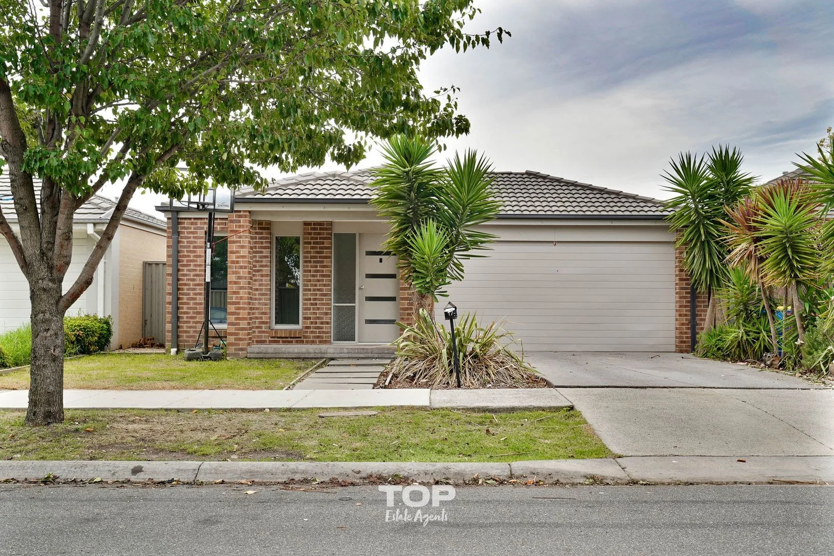17 Scullin Street, Cranbourne East VIC 3977