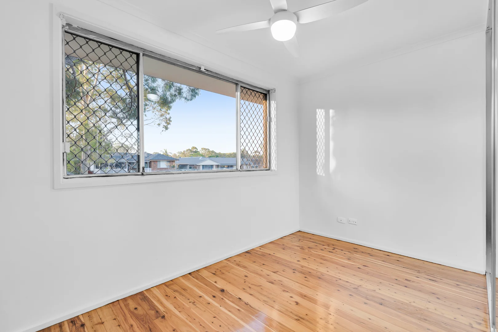 8 Geum Place, Macquarie Fields NSW 2564 photo 5