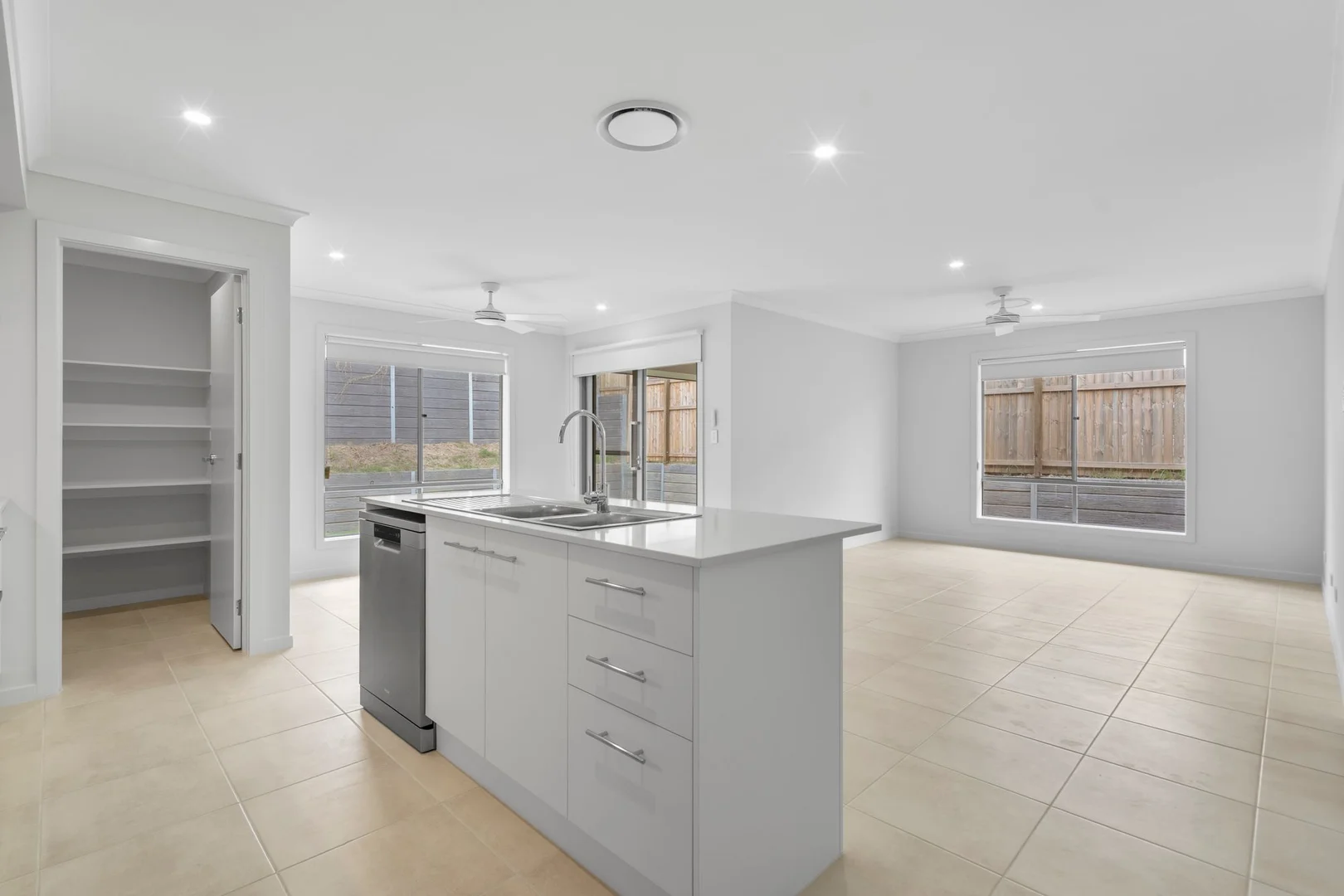 22 Zeil Way, White Rock QLD 4306 photo 3