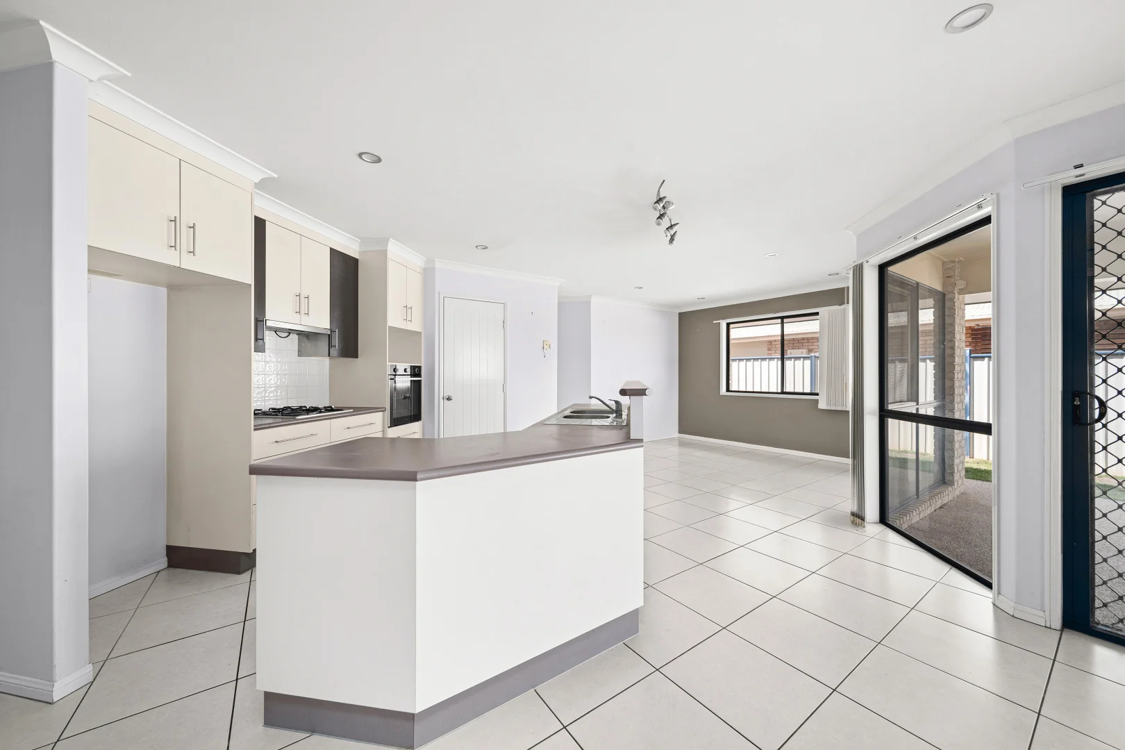 10 Crozier Crescent, Emerald QLD 4720 photo 4