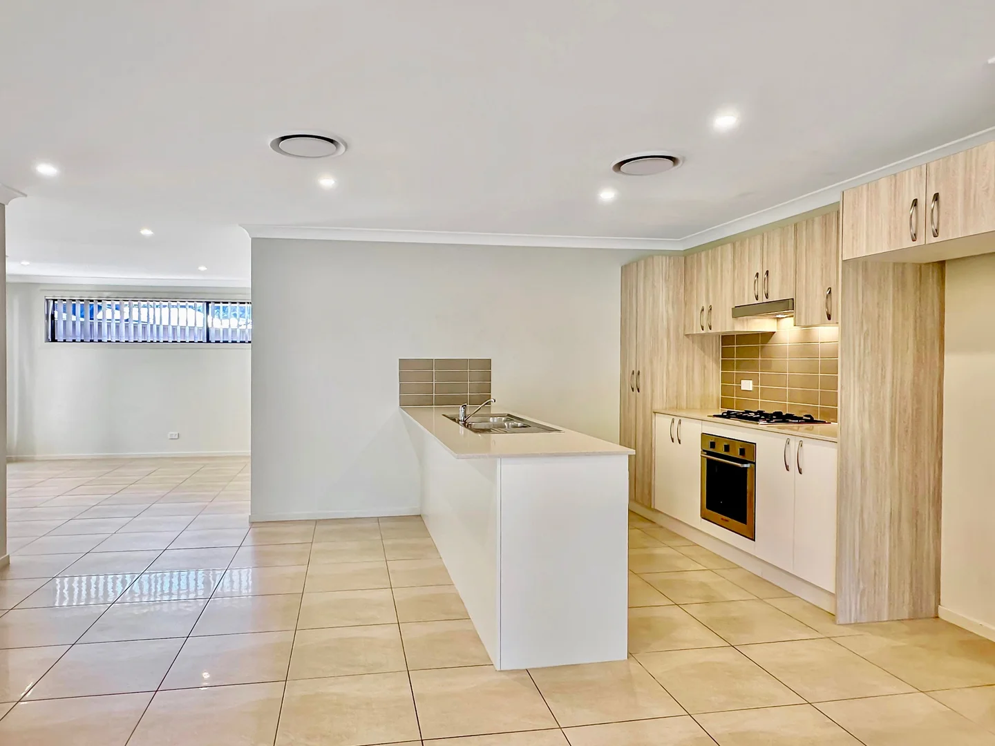 1 Saddleback Crescent, Stream Hill NSW 2526 photo 2