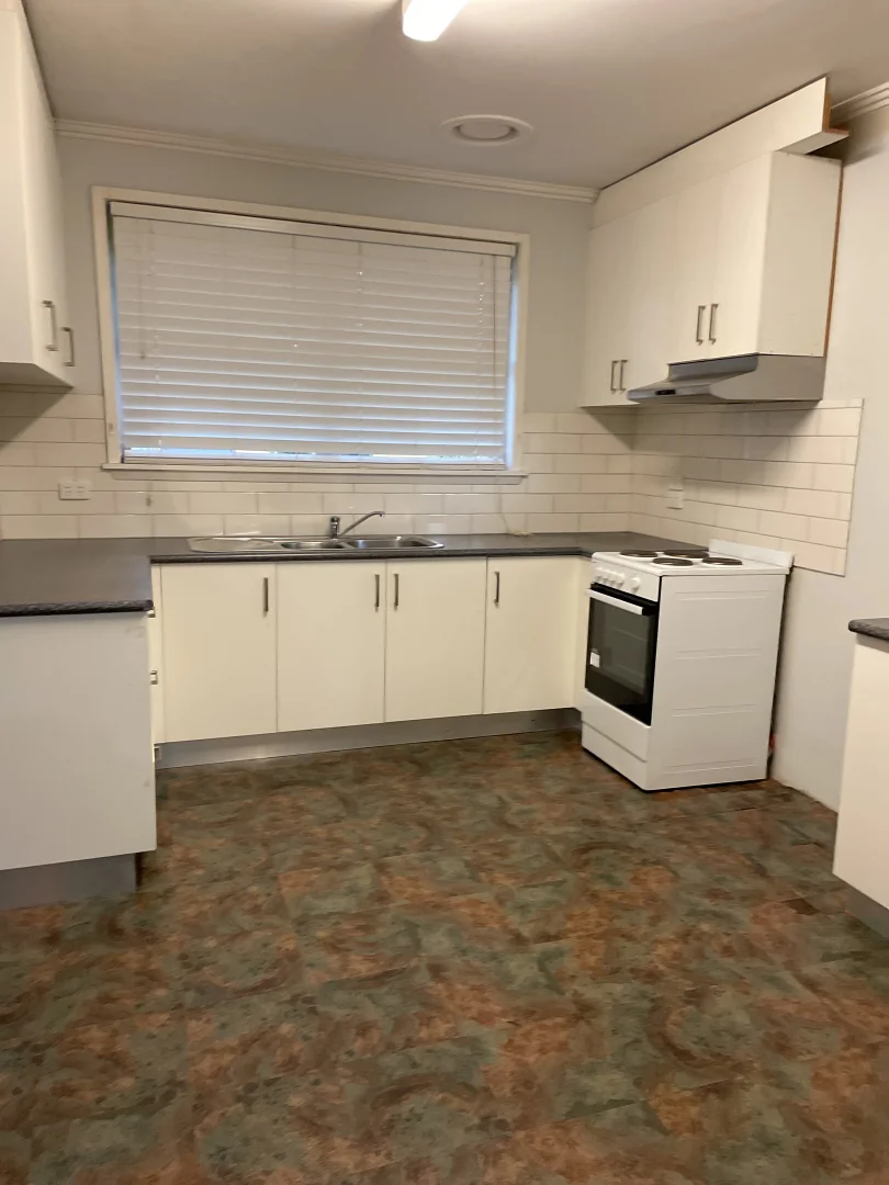 Additional image 2 of 28 Overend Cres, Sale VIC 3850