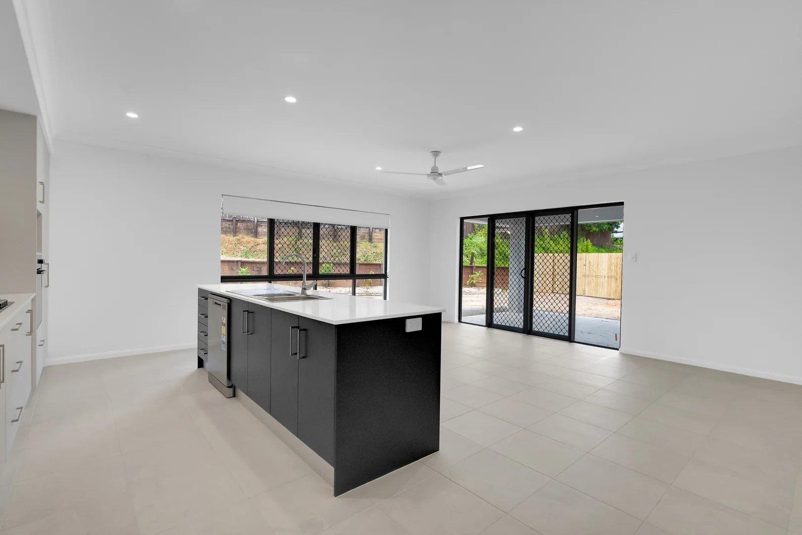 1/4 Xavier Herbert Drive Drive, Redlynch QLD 4870 photo 5