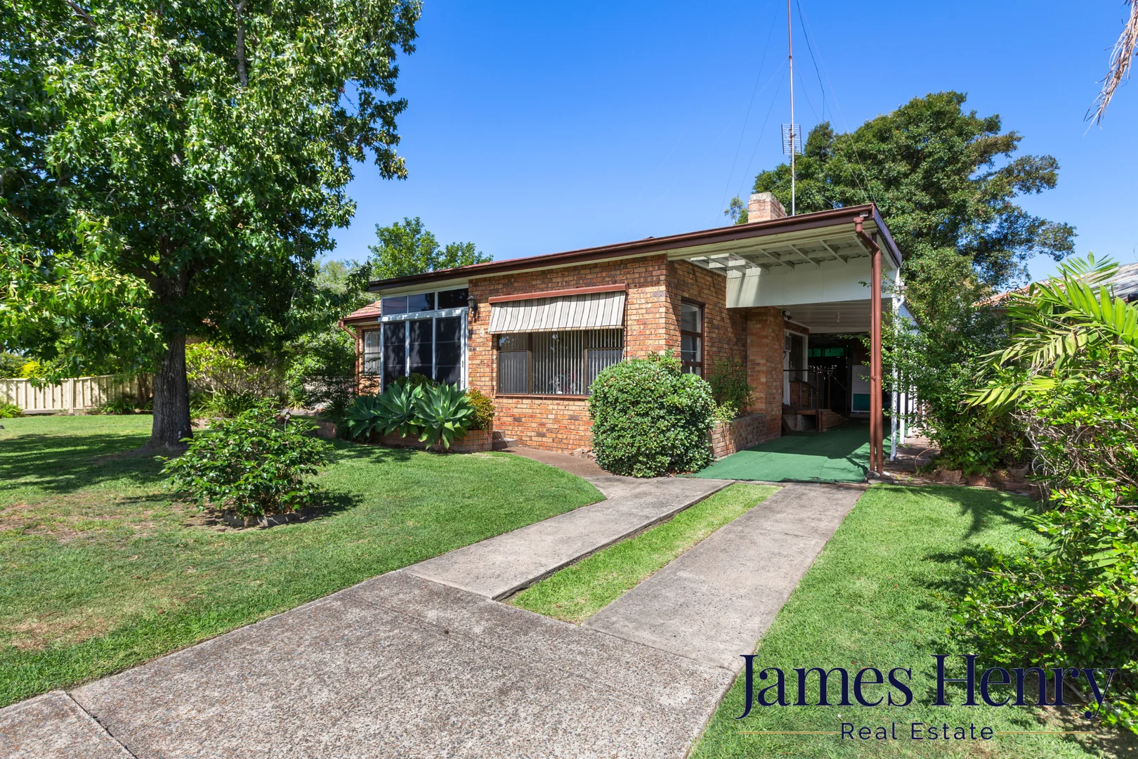 5 Hall Crescent, Tarro NSW 2322