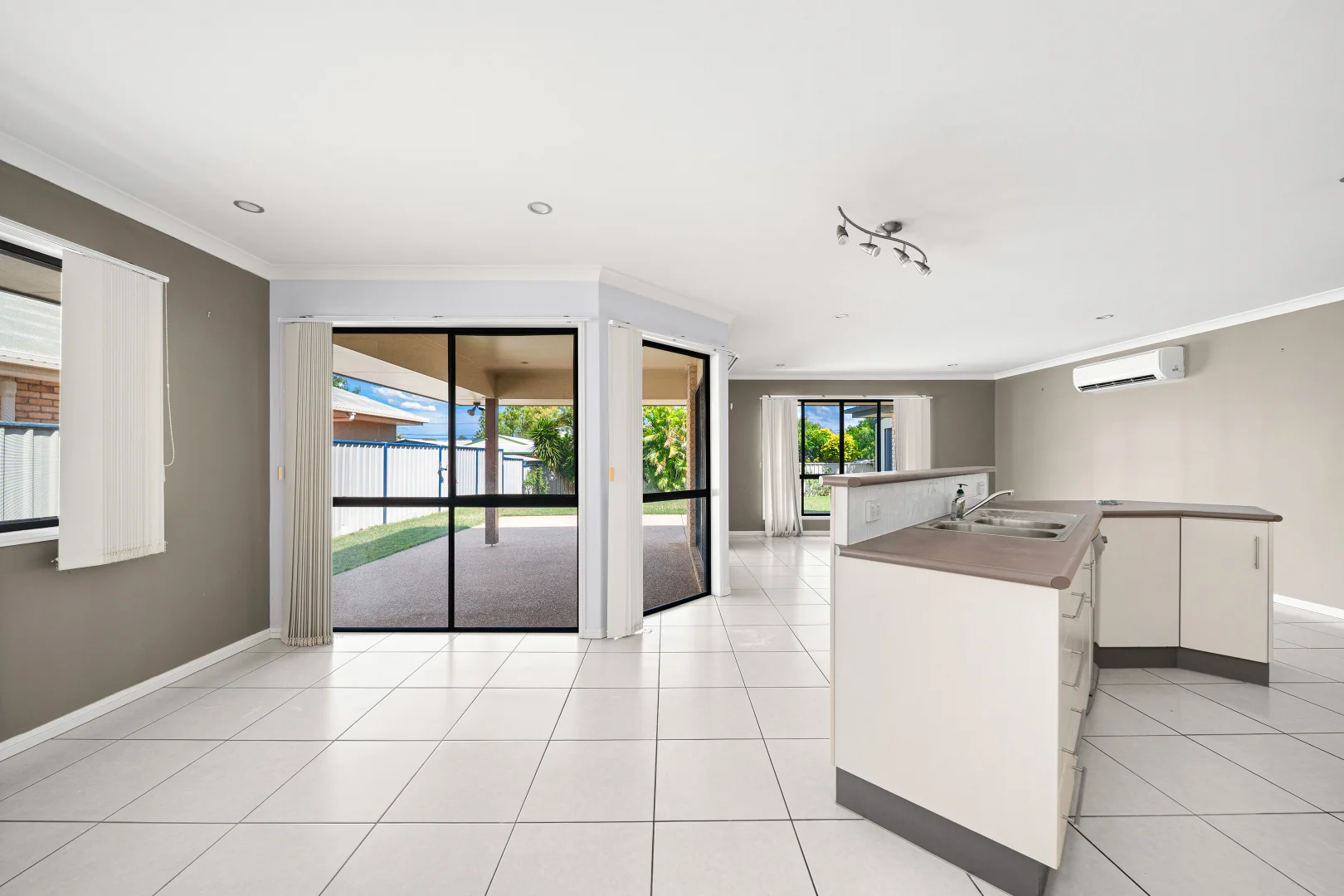 10 Crozier Crescent, Emerald QLD 4720 photo 3