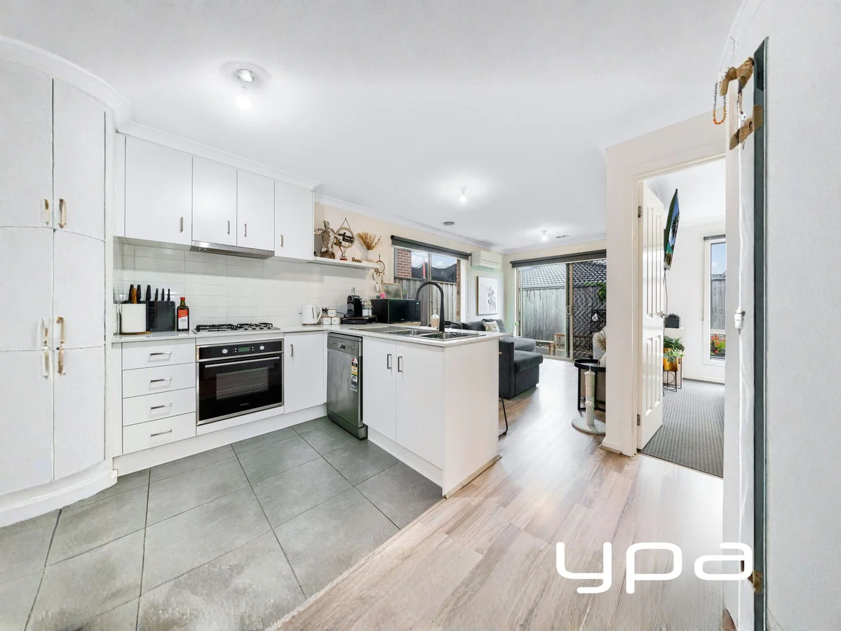 8 Romulus Crescent, Cranbourne West VIC 3977 photo 2