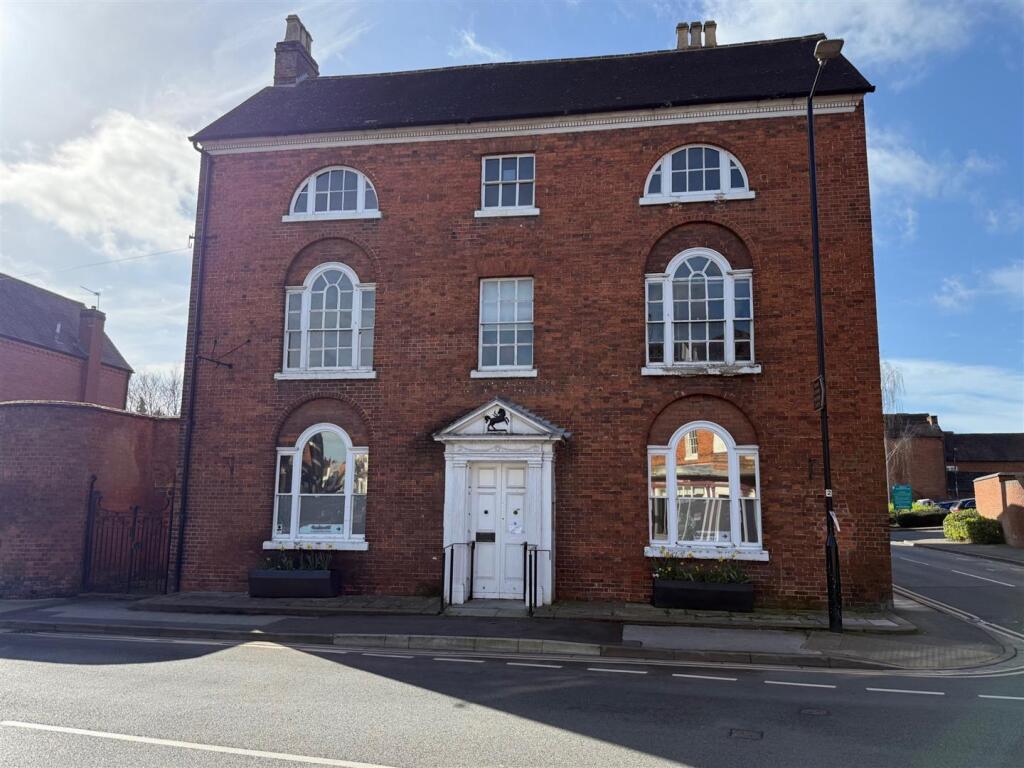Lloyds Bank House, Stratford Road, Alcester B49 5AU
