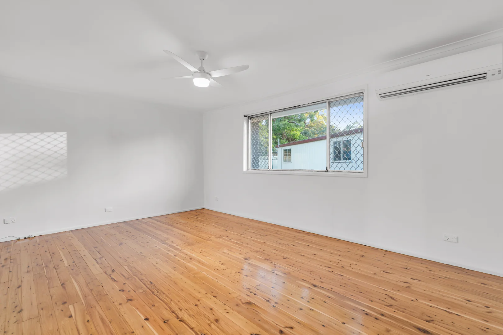 8 Geum Place, Macquarie Fields NSW 2564 photo 2