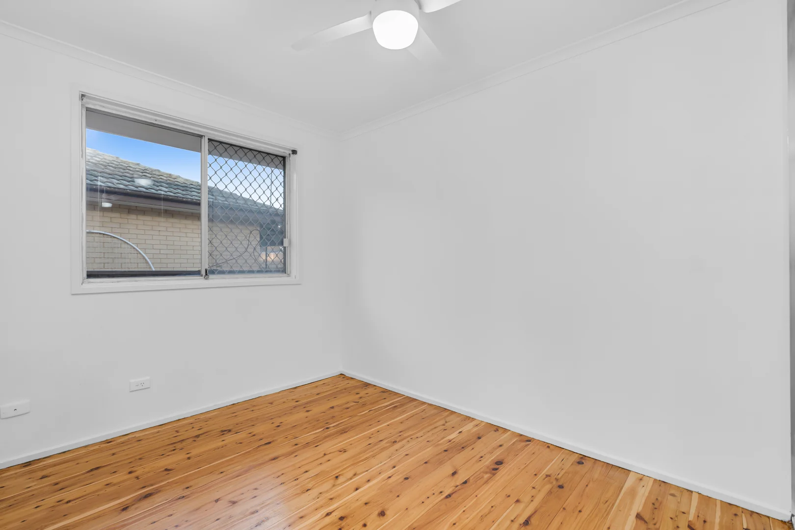 8 Geum Place, Macquarie Fields NSW 2564 photo 3