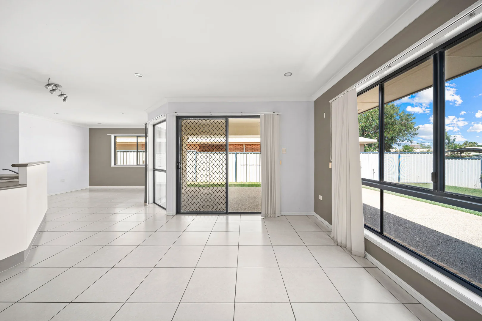 10 Crozier Crescent, Emerald QLD 4720 photo 5