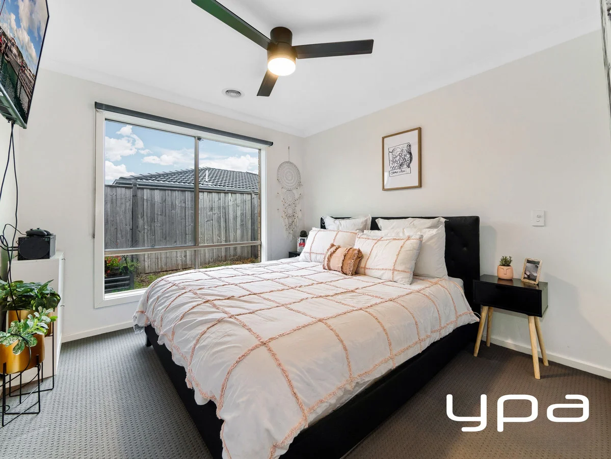 8 Romulus Crescent, Cranbourne West VIC 3977 photo 4