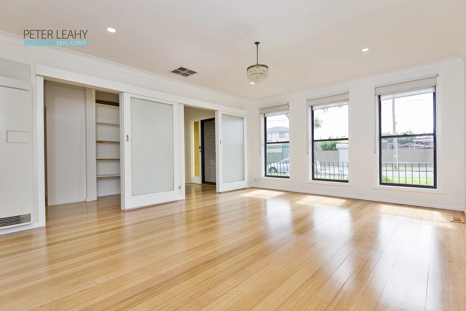 40 Sandhurst Cr, Bundoora VIC 3083 photo 3