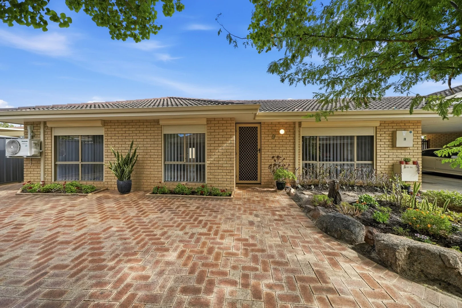 9/12 Farnaby Lane, Beckenham WA 6107