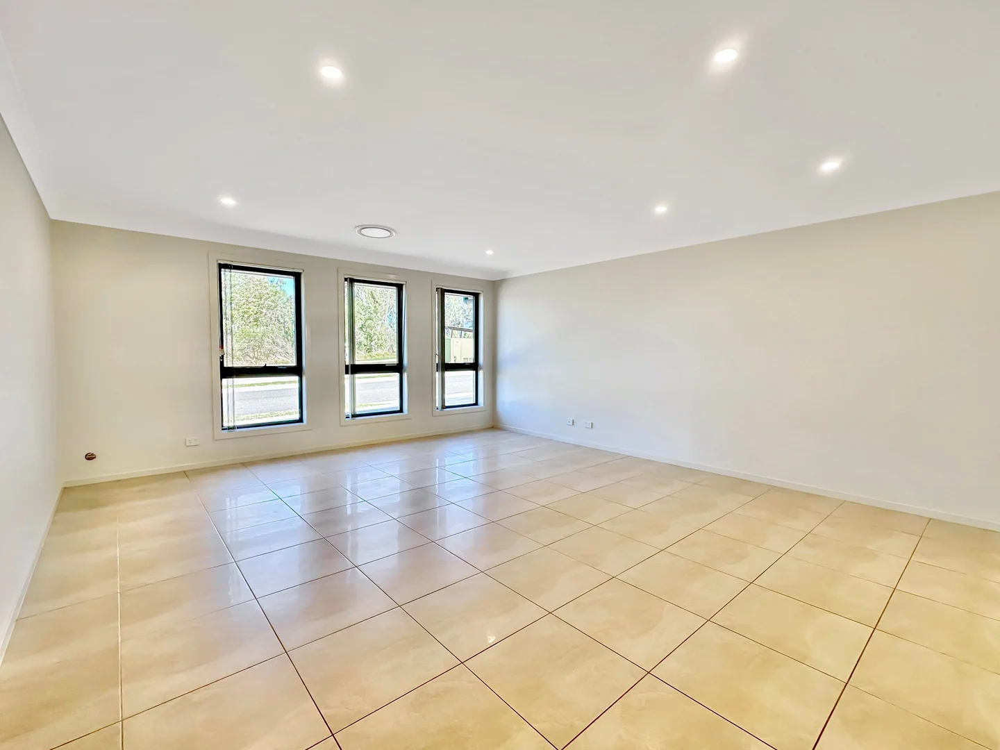 1 Saddleback Crescent, Stream Hill NSW 2526 photo 3