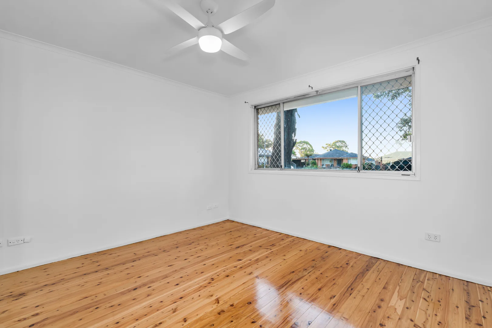 8 Geum Place, Macquarie Fields NSW 2564 photo 4