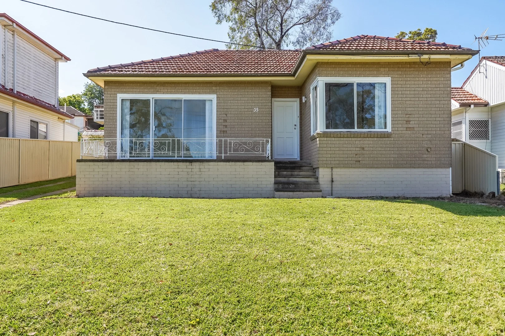 35 Farnsworth Avenue, Campbelltown NSW 2560
