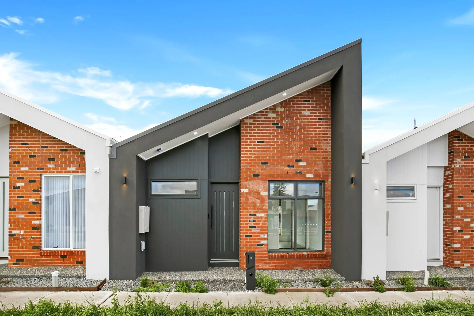 11 Tate Walk Cr, Craigieburn VIC 3064