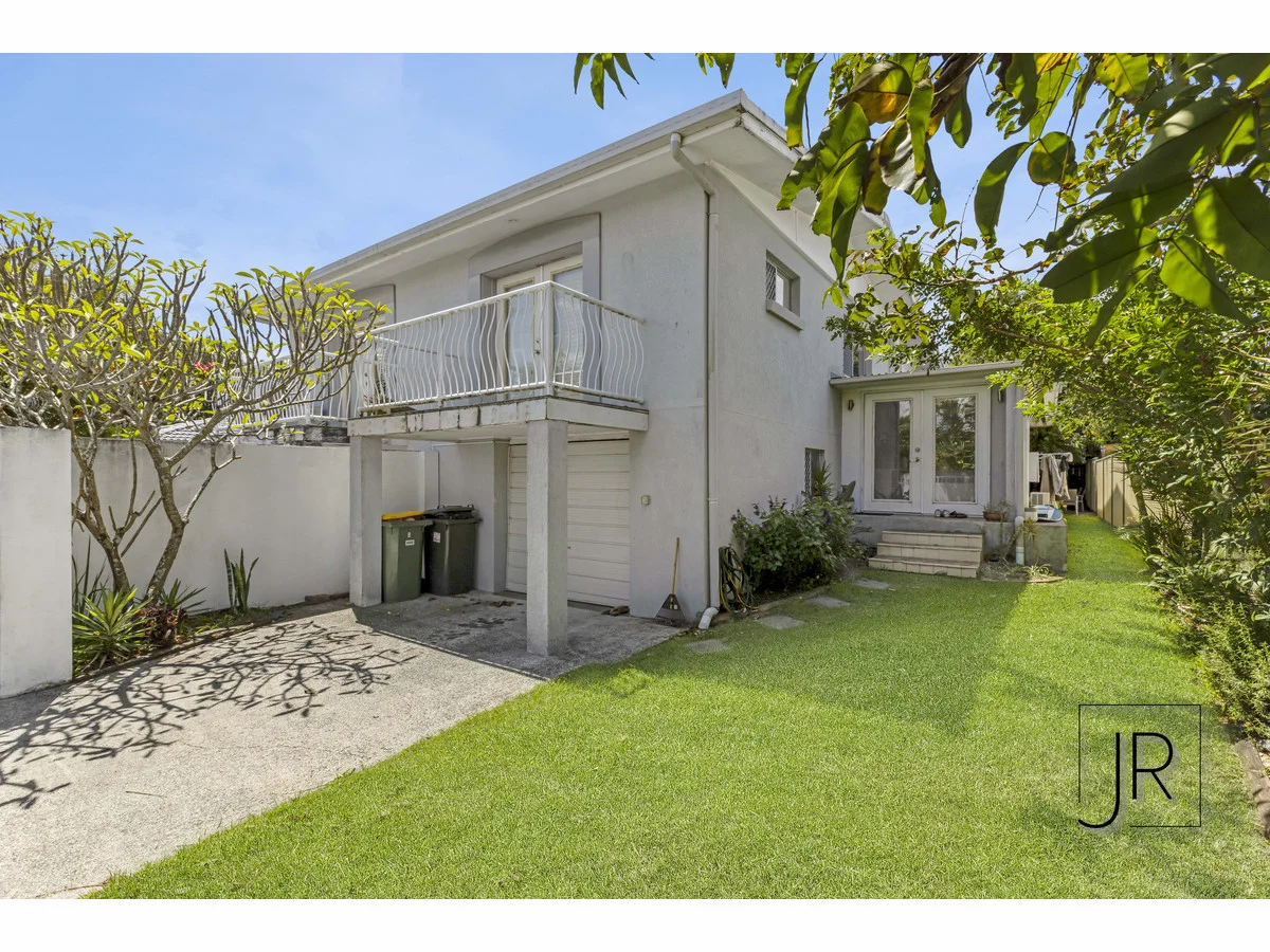 8B Naranga Avenue, Broadbeach Waters QLD 4218