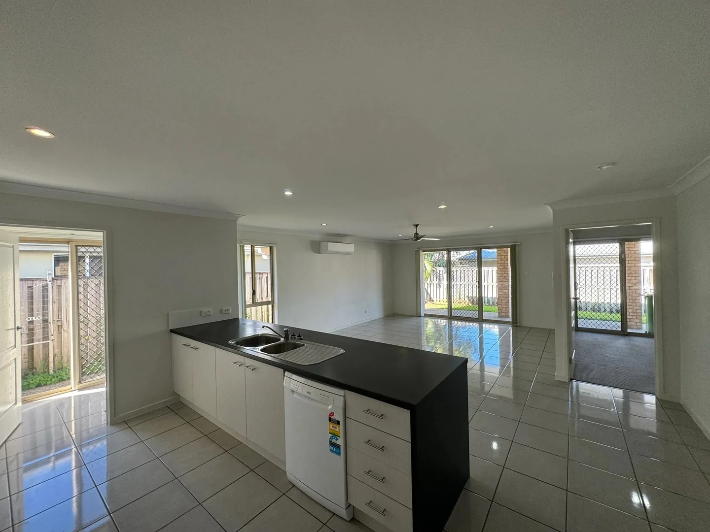 138 Whitehaven Dr, Blacks Beach QLD 4740 photo 3