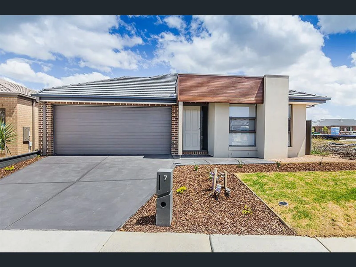 7 Almondbank Road, Cranbourne East VIC 3977