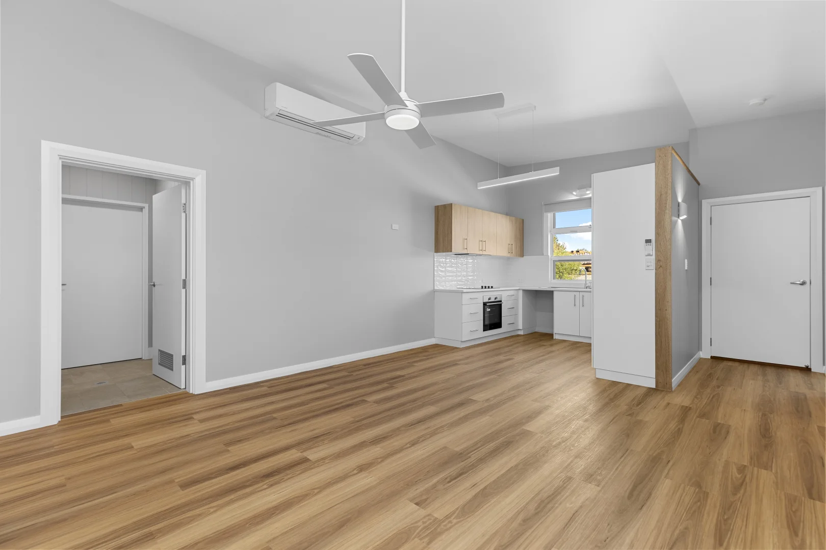 2/52 Main Street, Junee NSW 2663 photo 3