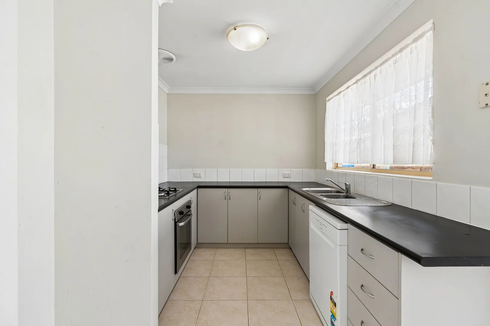 Unit 10/93 Owtram Rd, Armadale WA 6112 photo 3
