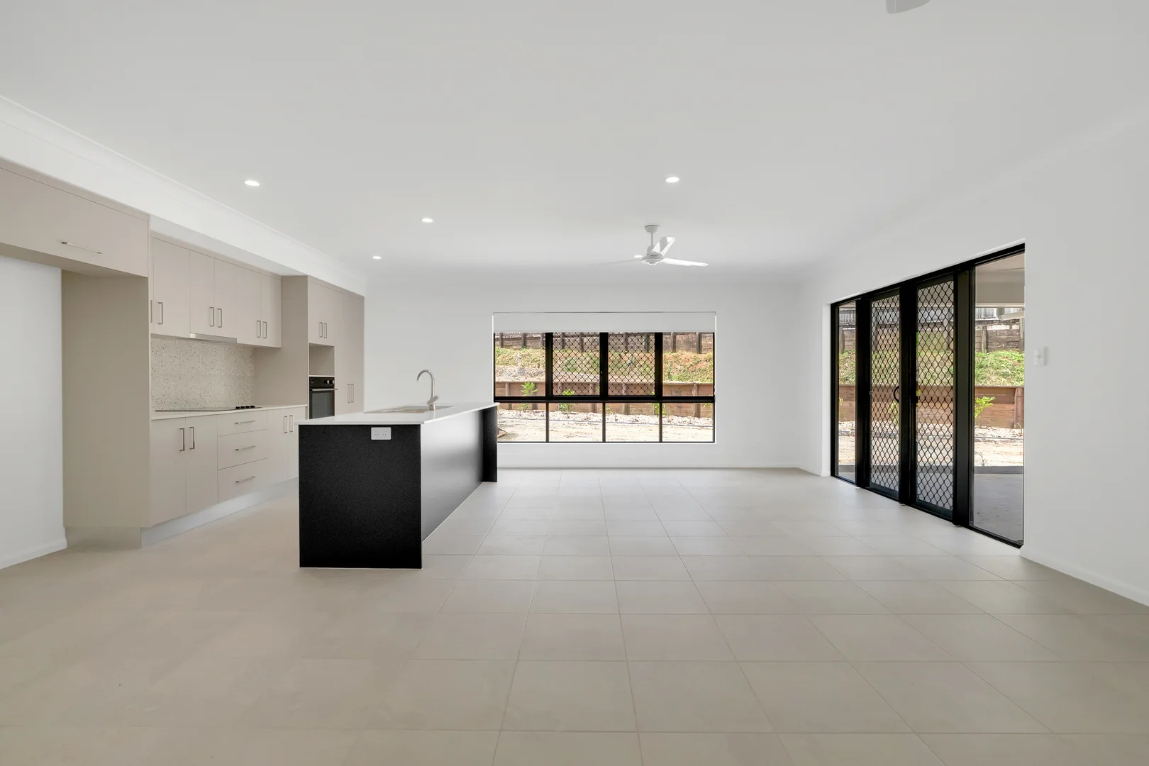 1/4 Xavier Herbert Drive Drive, Redlynch QLD 4870 photo 4