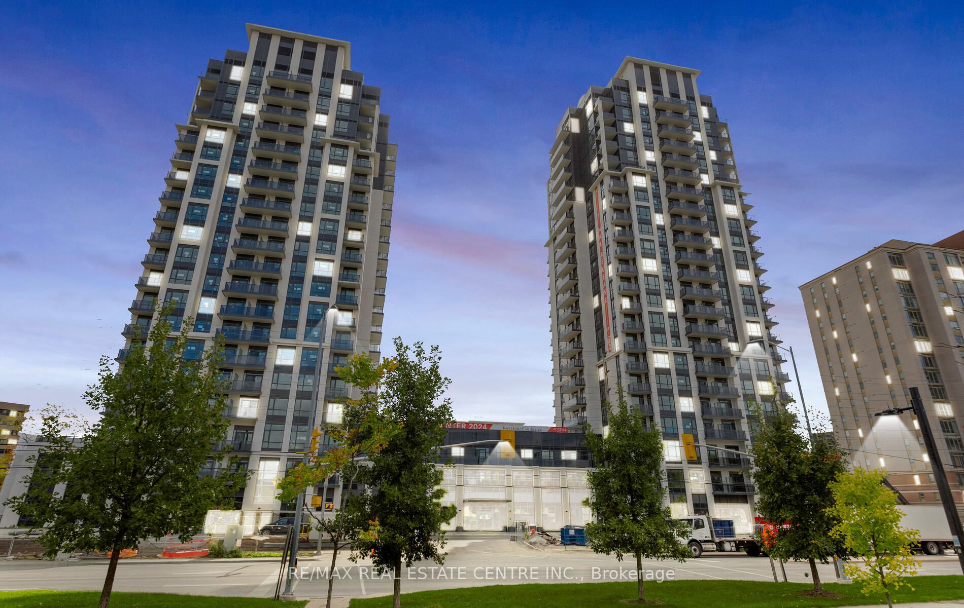 301-202 Burnhamthorpe Road E, Mississauga, ON, L5A 0B2