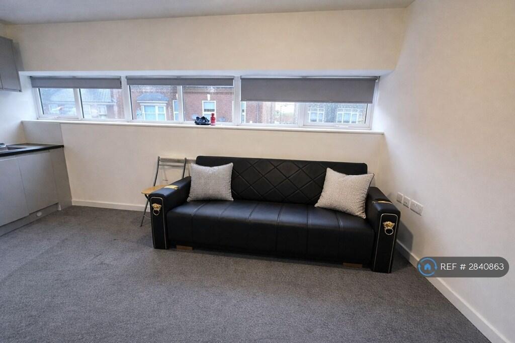 Hampton Court, Cradley Heath Birmingham, B64 photo 4