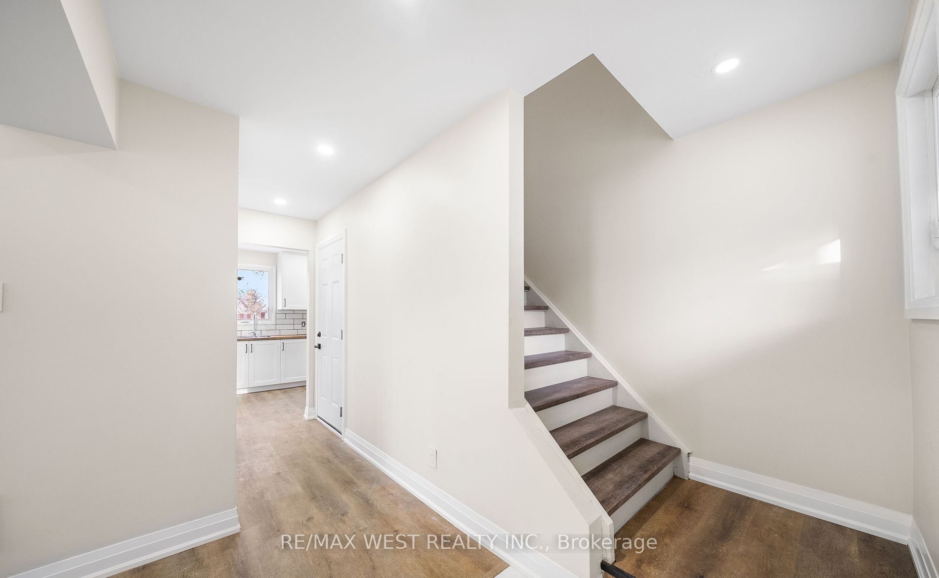 Additional image 4 of Main-36 Wilson Court, Barrie, ON, L4N 5K8