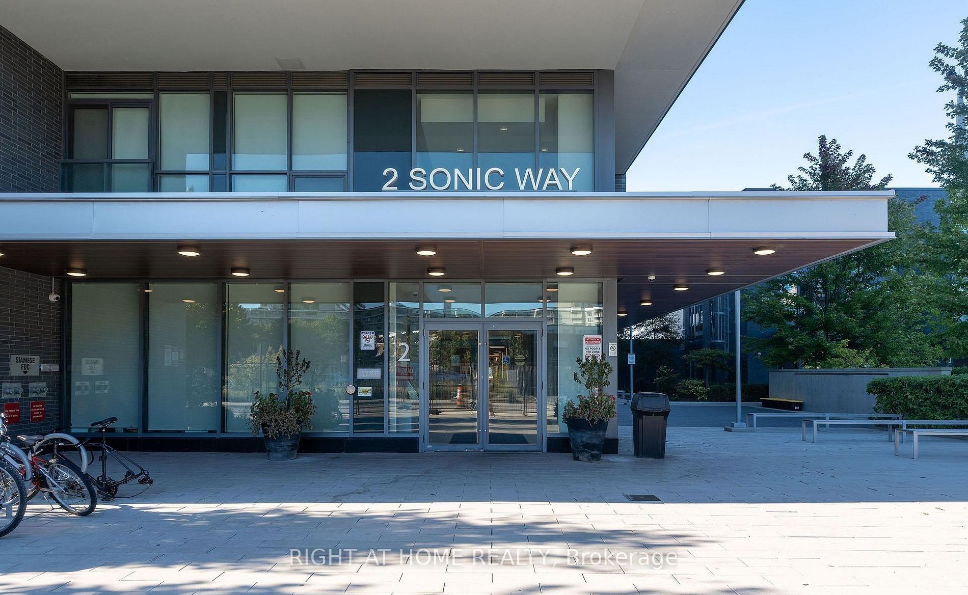 310-2 Sonic Way, Toronto, ON, M3C 0P2 photo 3