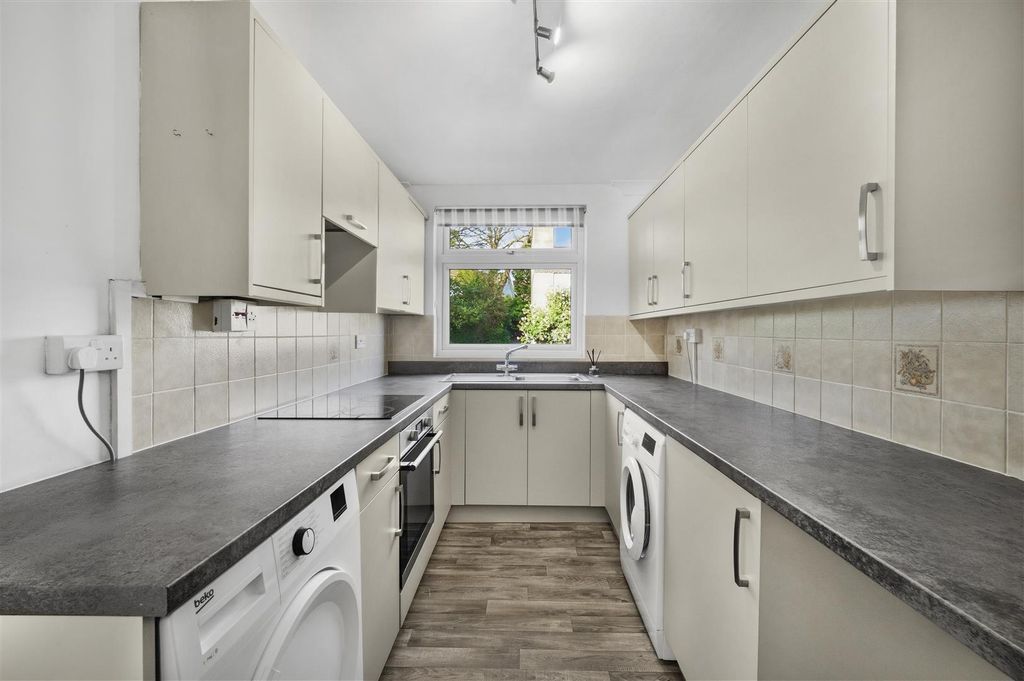 2 bed flat for saleLisvane Road, Llanishen, Cardiff CF14 photo 2