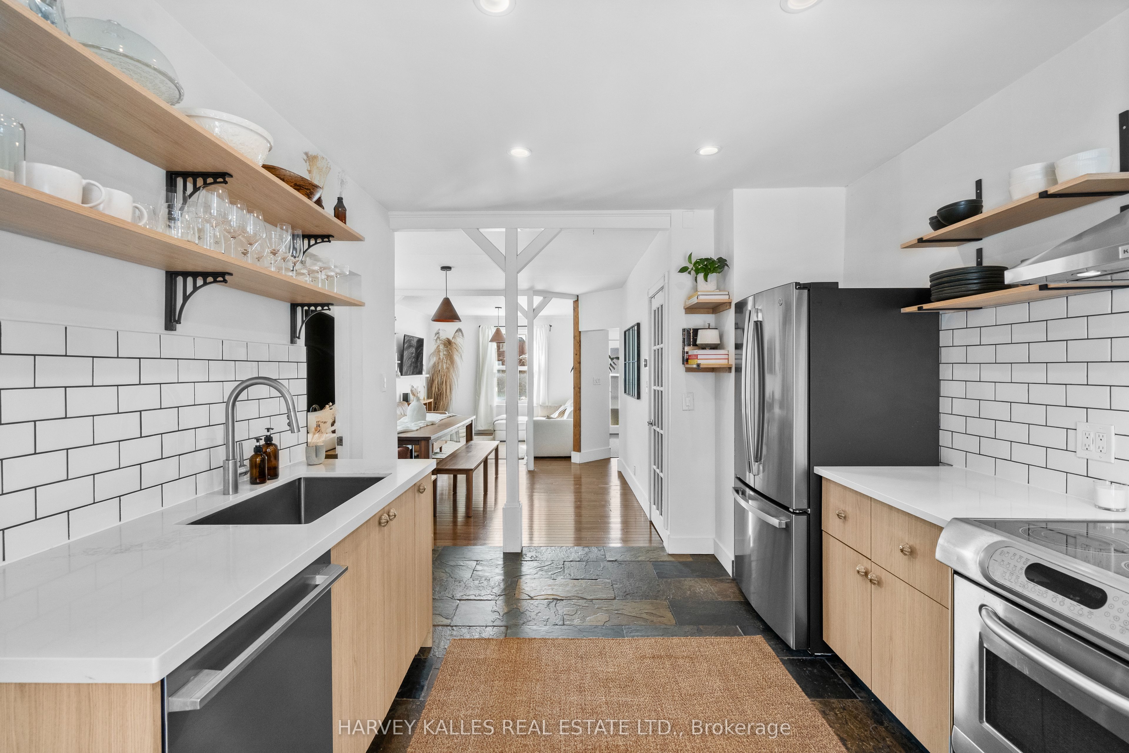 14 Manitoba Street, Toronto, ON, M8Y 1C7