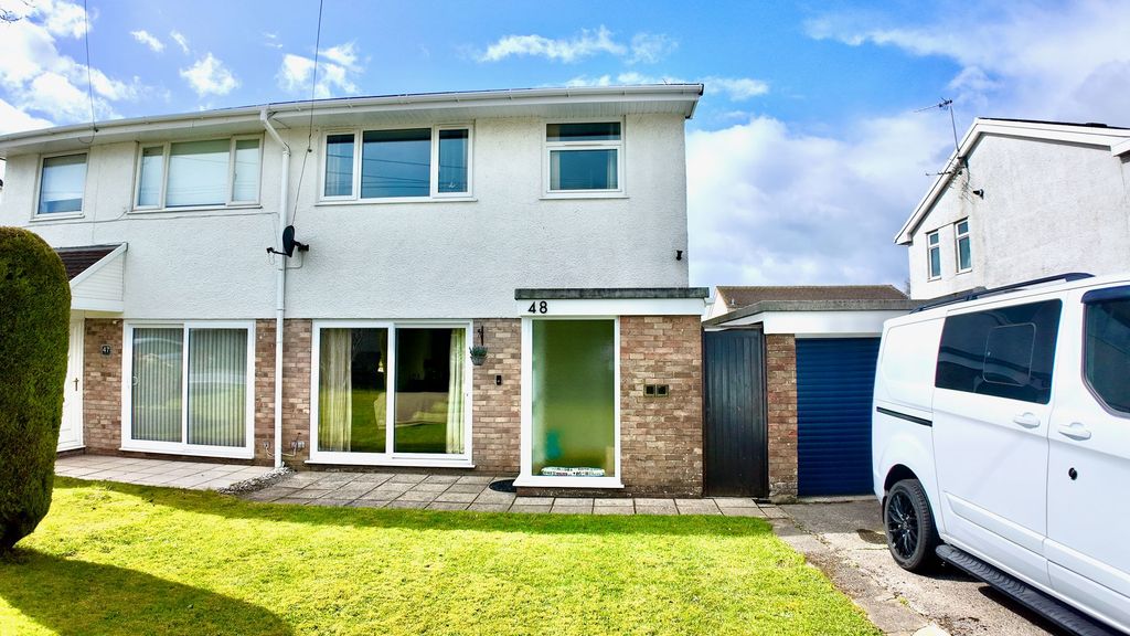 3 bed semi-detached house for saleCrown Lane, Pontllanfraith NP12